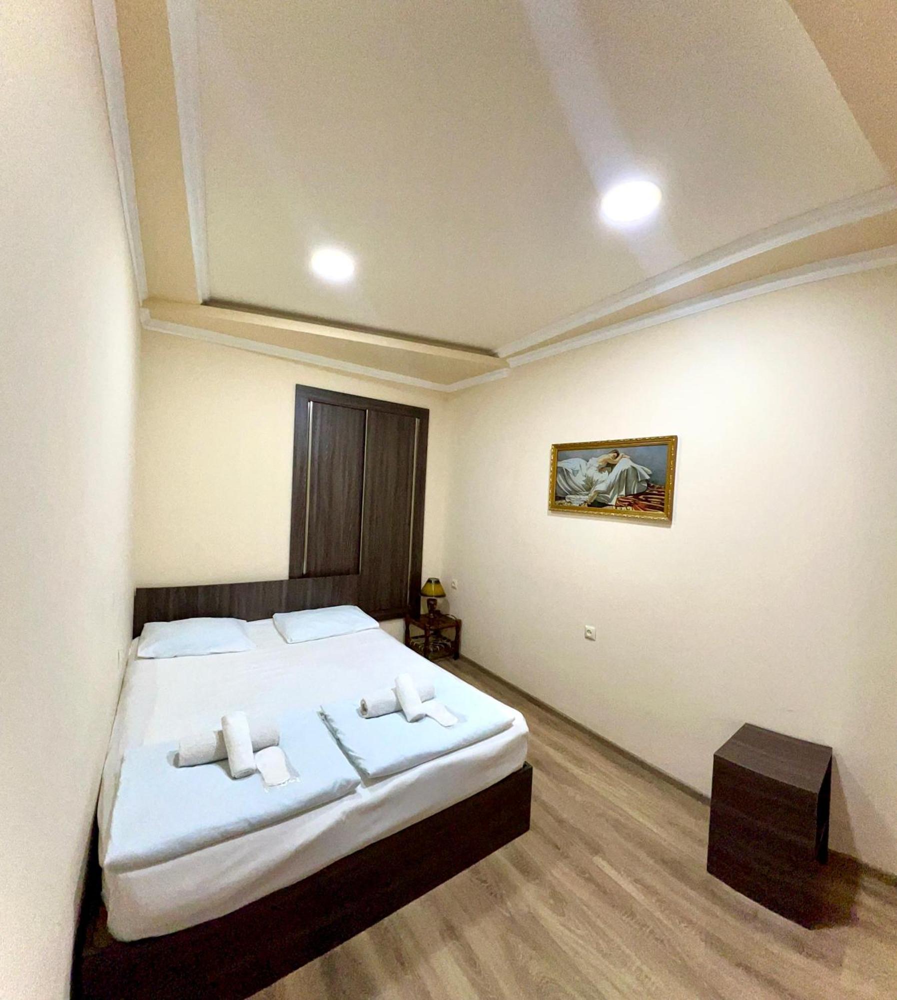 Domino Yerevan Hostel And Hotel Exterior foto